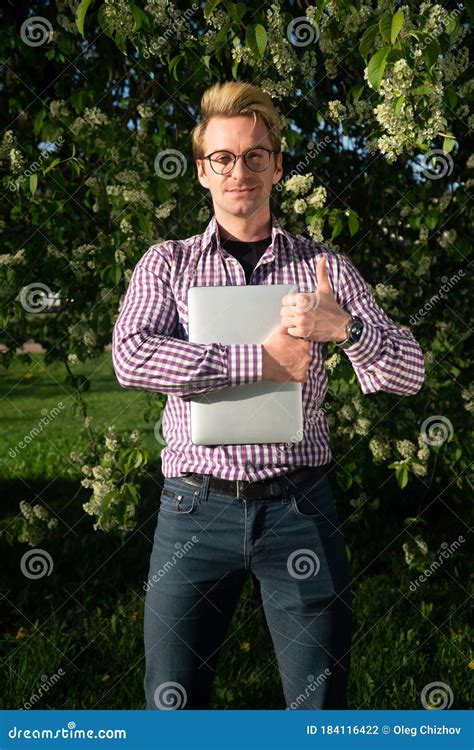 Verticaal Portret Van Een Jonge Blonde Europese Man Op Een Zonnige Dag Freelancer Online Werk