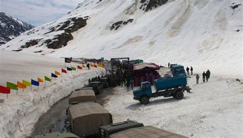 Fresh Snowfall In Kashmir Traffic Suspended On Mughal Road Srinagar