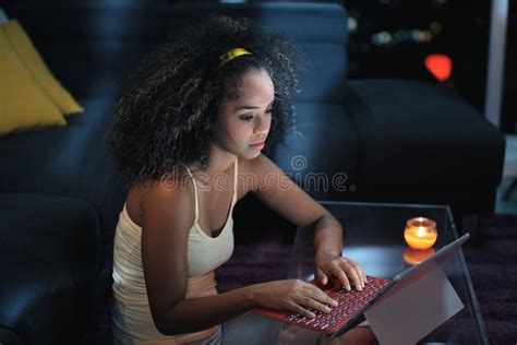 Jong De Vrouw Van Latina Het Typen Bericht Op Laptop Bij Nacht Stock Foto Image Of Internet