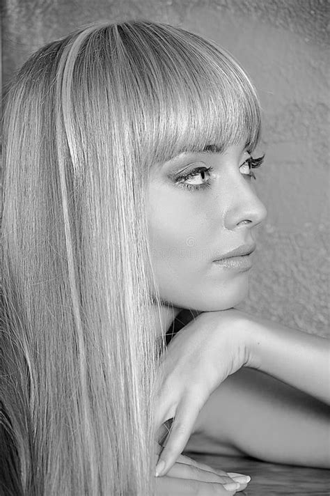 Fille Blonde Aux Cheveux Longs Dans Le Profil Photo Stock Image Du Cosm Tique Enroulements