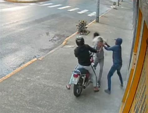 Skinny Blonde Fights Like Tyson To Defend Purse Has To Be A Man Right