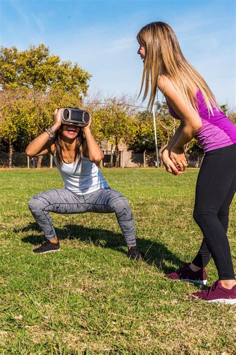 Twee Kaukasische Vrouwen In Het Park Een Blonde En Een Ander Brunette Met Een Virtueel