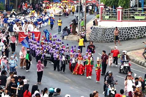 Kirab Marching Band Dan Mobil Hias Meriahkan Peringatan HUT Ke 60