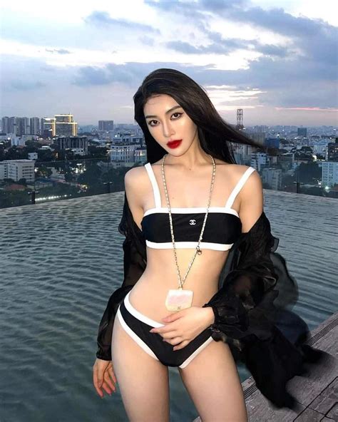 Hot girl Linh Trương náo loạn cõi mạng 22 tuổi đã có núi đồ hiệu style sang chảnh miễn chê