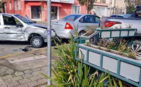 Motorista de carro fica gravemente ferida após colisão no Água Verde