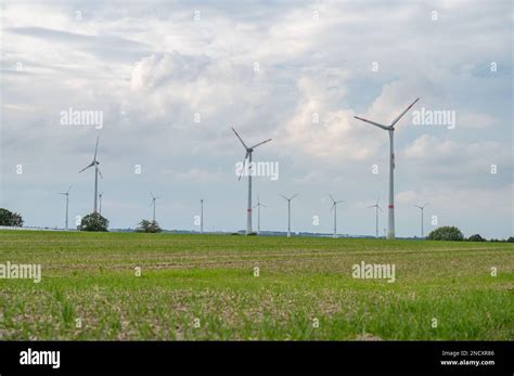 Turbinas eólicas de energía renovable para parques eólicos detrás de un