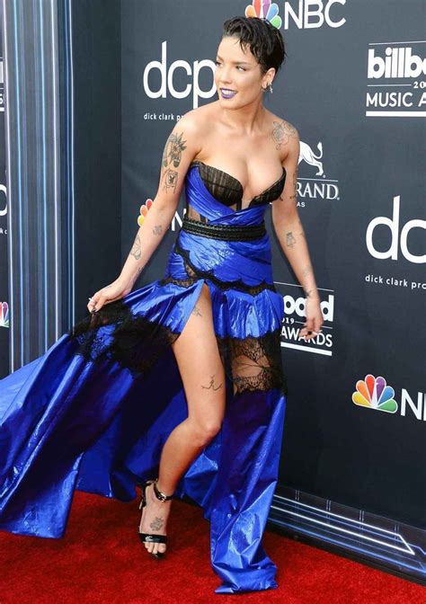 Halsey Exhibe Son D Collet Aux Billboard Music Awards Olympine