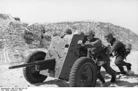 Photo German Troops With A Cm Pak Anti Tank Gun On The