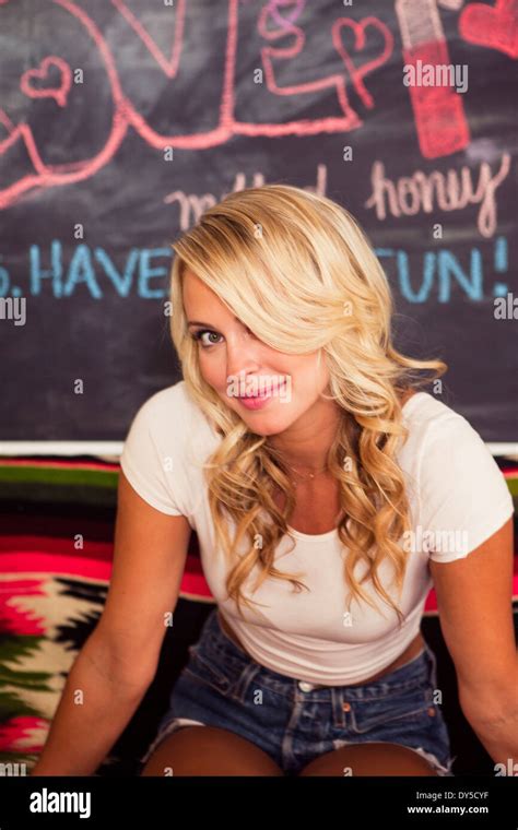 Junge frau blonde haare Fotos und Bildmaterial in hoher Auflösung Alamy