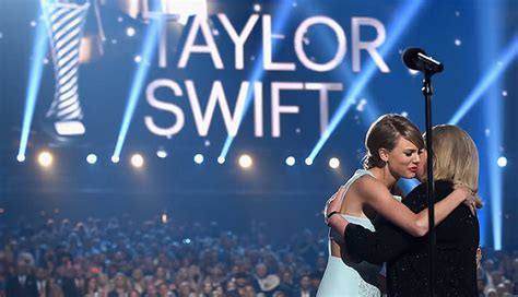 A Complete List of Taylor Swift Awards, From Entertainer of the Year to ...