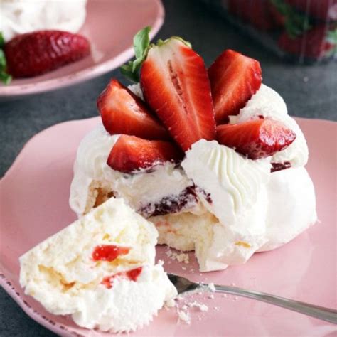 Meringues With Strawberries And Cream Mini Meringues With Strawberries