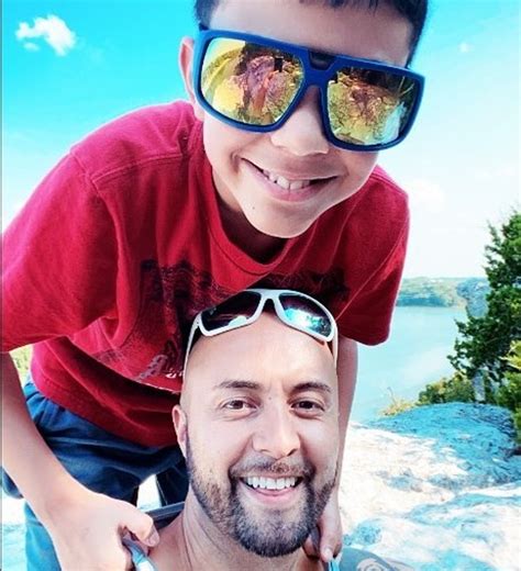 La historia de un padre gay soltero que adoptó a un niño con autismo quien luego se convirtió