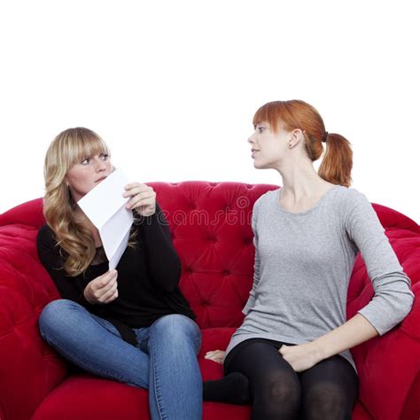 Junge Rote Und Blonde Behaarte M Dchen Sind Umgekippt Stockbild Bild Von Attraktiv Leute