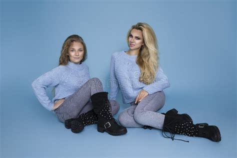 Mooie Blonde Meisjes Moeder Met Dochter In De Kleding Van De De Herfstwinter Op Een Blauwe