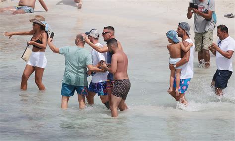 Leo Messi las imágenes de sus fans persiguiéndole por la playa Foto 1