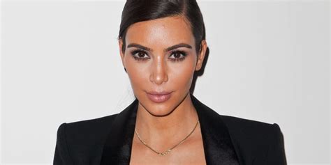 Kim Kardashian é assaltada por cinco homens em Paris Jovem Pan