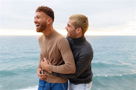 Couple Gay Passer Du Temps Ensemble Sur La Plage Photo Gratuite