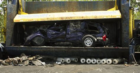 G1 Polícia Esmaga Dodge Durango Que Foi Apreendido Com Ladrão Na