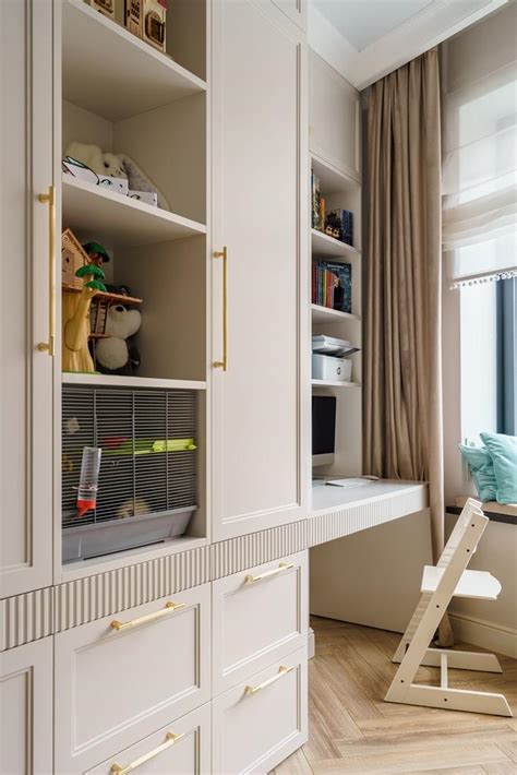 Белая мебель с рифлеными фасадами для врача и его семьи | Наша мебель ...