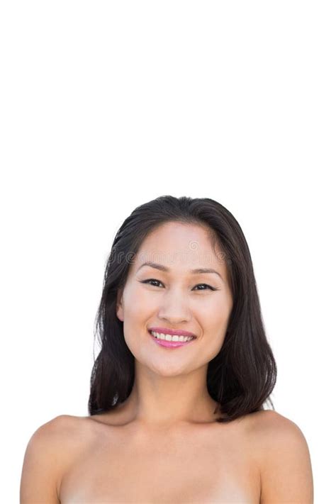 Netter Nackter Brunette Der Kamera Betrachtend Aufwirft Stockfoto Bild Von Dunkel