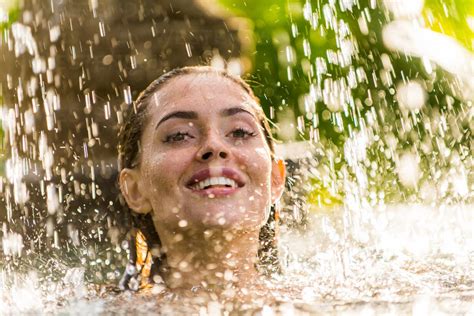 Sch Ne Frau Im Bikini Entspannt Sich In Einem Au Enpool In Einem Luxusresort Auf Bali Junges