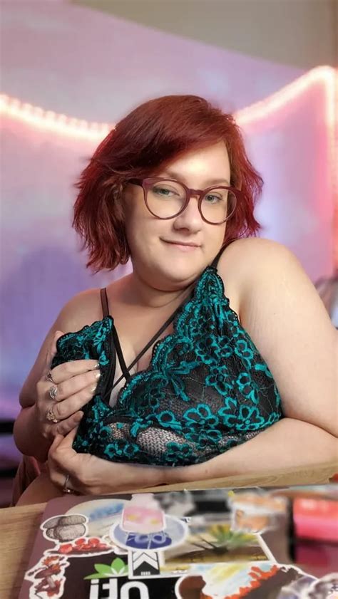 Frilly Gets Topless 14 Nude Pics XHamster