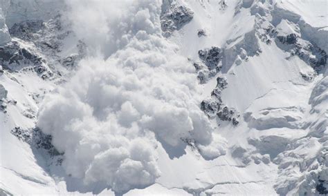 Valanga Sul Passo Giau Travolto Uno Scialpinista