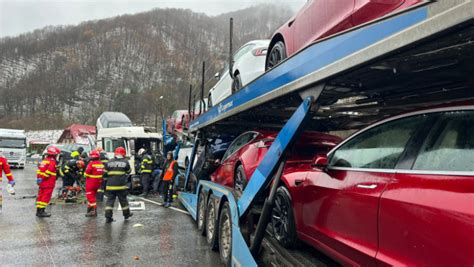 O platformă auto cu mașini Tesla spulberată pe Valea Oltului de alta