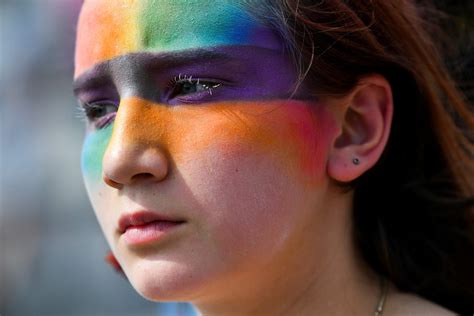 Fotos Parada Do Orgulho De Budapeste Recebe Milhares De Participantes