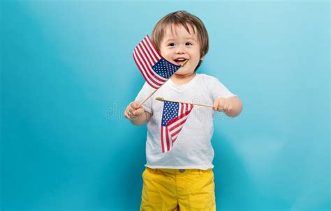 Menino Feliz Da Crian A Que Acena Bandeiras Americanas Foto De Stock