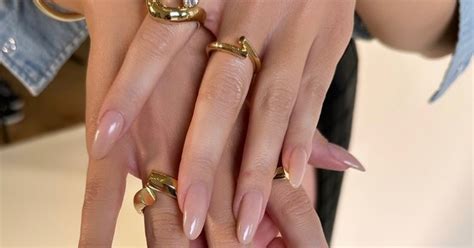 Móng tay màu nude thanh lịch sang chảnh làm bao quý cô say như điếu đổ