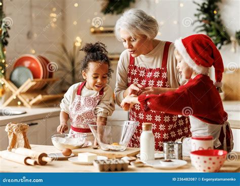 Crian As Multirraciais Felizes Ajudam Av A Cozinhar Biscoitos De Natal