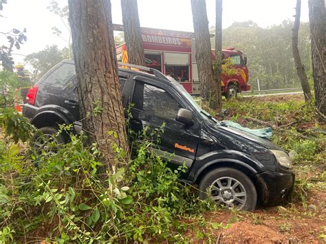 Duas Pessoas Ficam Presas S Ferragens Ap S Carro Colidir Contra Rvore