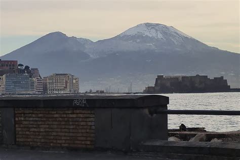 Neve Sul Vesuvio La Prima Dell Anno La Cima Del Vulcano Imbiancata