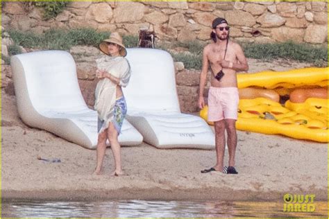 Pregnant Kate Hudson Hits The Beach In Bright Yellow Bikini Photo 4104693 Bikini Kate Hudson