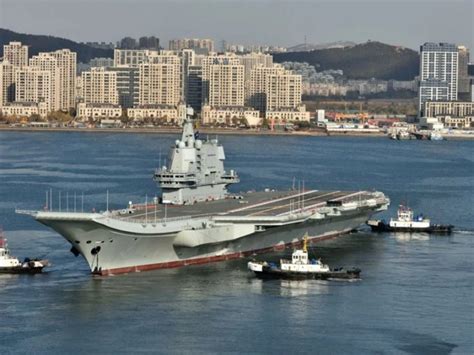 Interesting image shows F/A-18E Super Hornet about to land on carrier ...