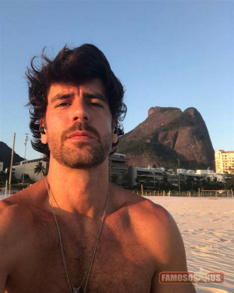 Marcos Pitombo Ostenta Corpo Trincado Em Flagra Na Praia