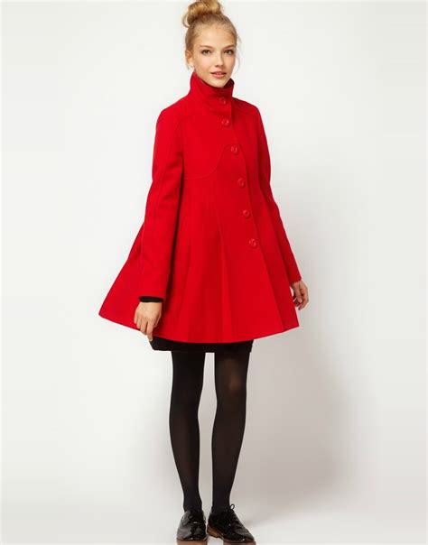 Пальто расклешенное с чем носить - фото 2024 года