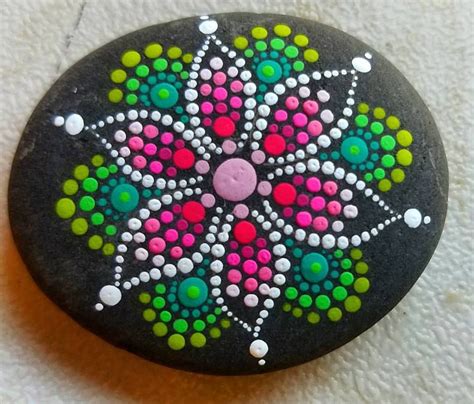 Pin by Concepcion Moreno on decoración piedras Mandala rock art