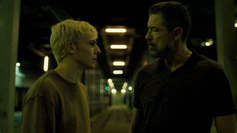 Mani Nude La Recensione Del Film Con Gassmann E Francesco Gheghi Vanity Fair Italia