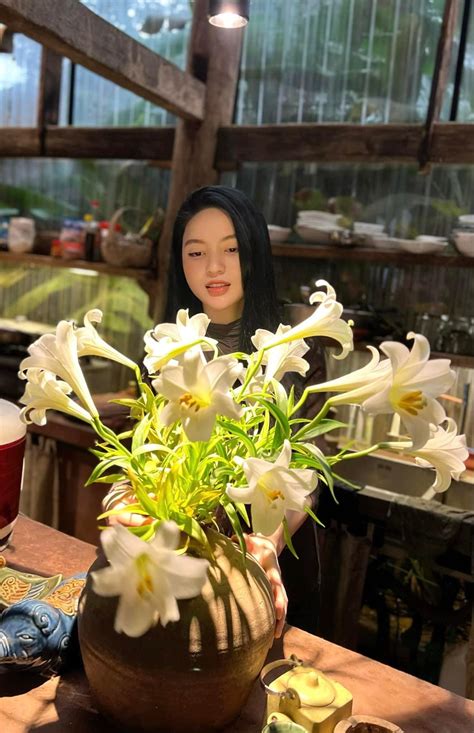 Giữa tin đồn làm sugar baby bạn gái hot girl thản nhiên ngồi nhậu cùng mẹ Quang Hải