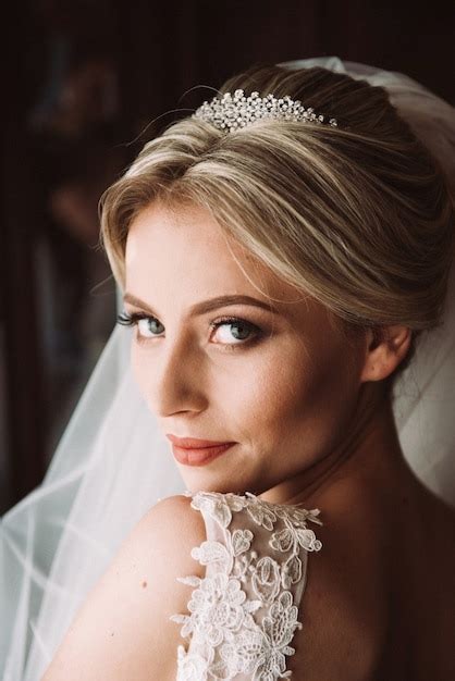 Boudoir da noiva noiva encantadora de manhã em lingerie se prepara para a festa Foto Premium