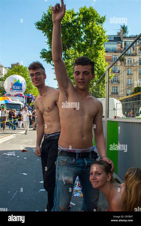 Paris France adolescents français célébrant dans la rue à la Gay Pride LGBT homosexualité