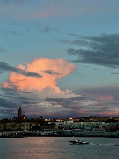 Sky today : r/Gothenburg