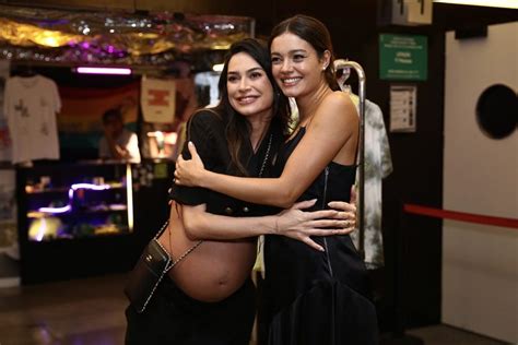 Grávida Thaila Ayala recebe o carinho de Sophie Charlotte