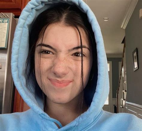 Charli DAmelio - Age, Family, Boyfriend, Height, Weight 2020 - Net Worth