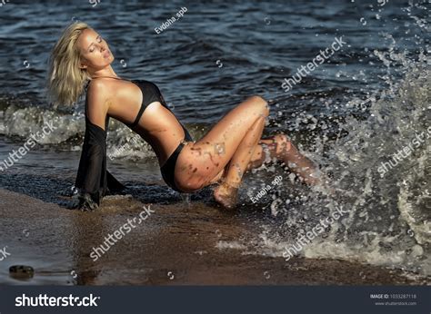Sexy Blonde Black Bikini On Beach库存照片 Shutterstock
