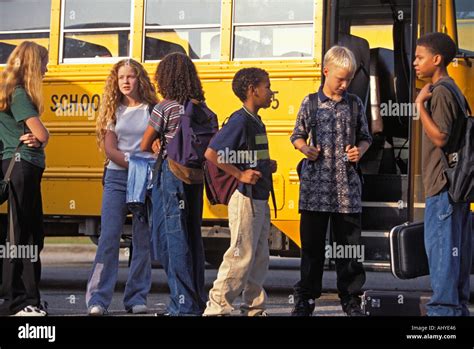 Friends Getting Into Bus Banque De Photographies Et Dimages Haute