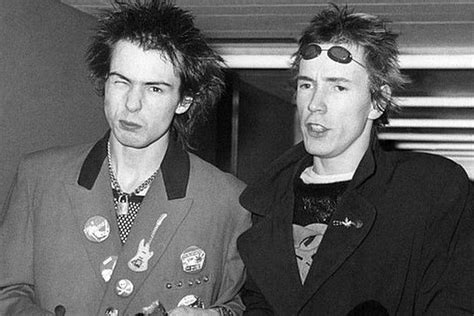Ezért akarta Johnny Rotten hogy Sid Vicious a Sex Pistols tagja legyen Rockbook hu