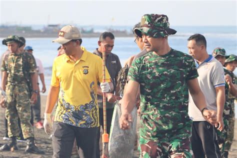 Gotong Royong Bersihkan Sampah Di Sirkuit All In One Pengambengan Dalam